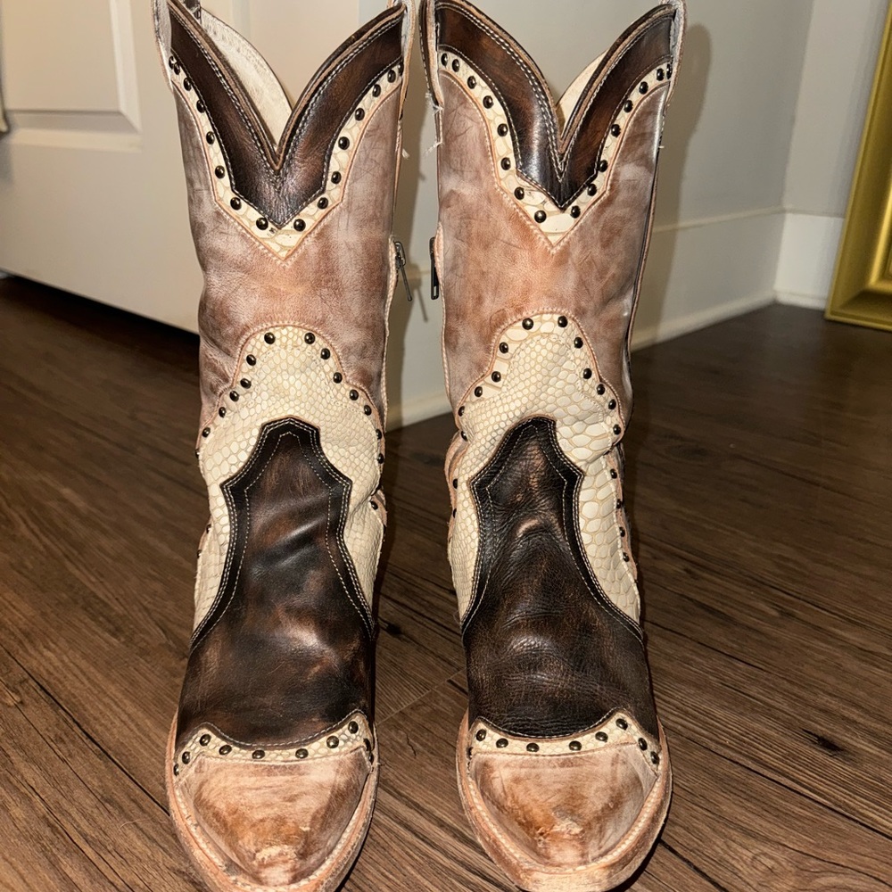 FREEBIRD WARNER TAUPE 9